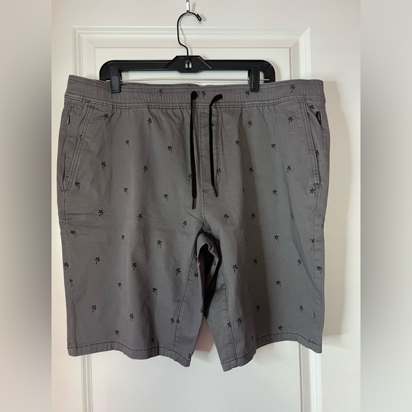 ✅NEW Gray Shorts with Palm Tree Print - Picture 1 of 6